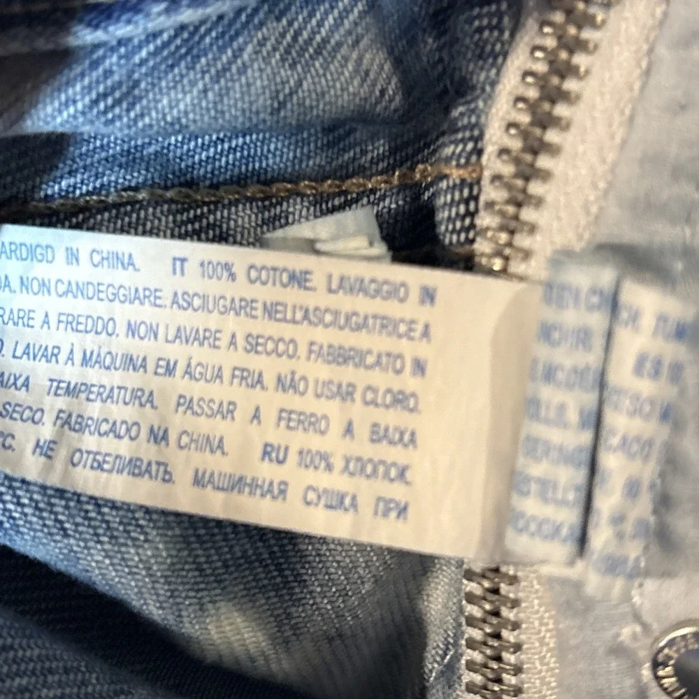 Forever 21‎ Premium Acid Wash Raw Hem Denim Shorts Zips up on sides – Size 29